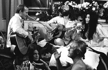 tommy-smothers-and-john-lennon.jpg