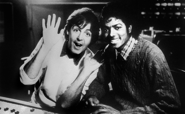 (FILES) Photo dated on December 19, 1983 shows British singer Paul McCartney and US pop star Michael Jackson (R). Michael Jackson died on June 25, 2009 after suffering a cardiac arrest, sending shockwaves sweeping across the world and tributes pouring for the tortured music icon revered as the "King of Pop." AFP PHOTO (Photo credit should read -/AFP/Getty Images)